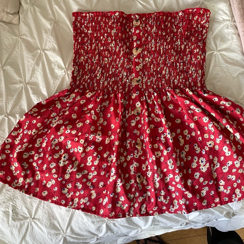 Strapless roughed top. Looks cute with jeans or shorts